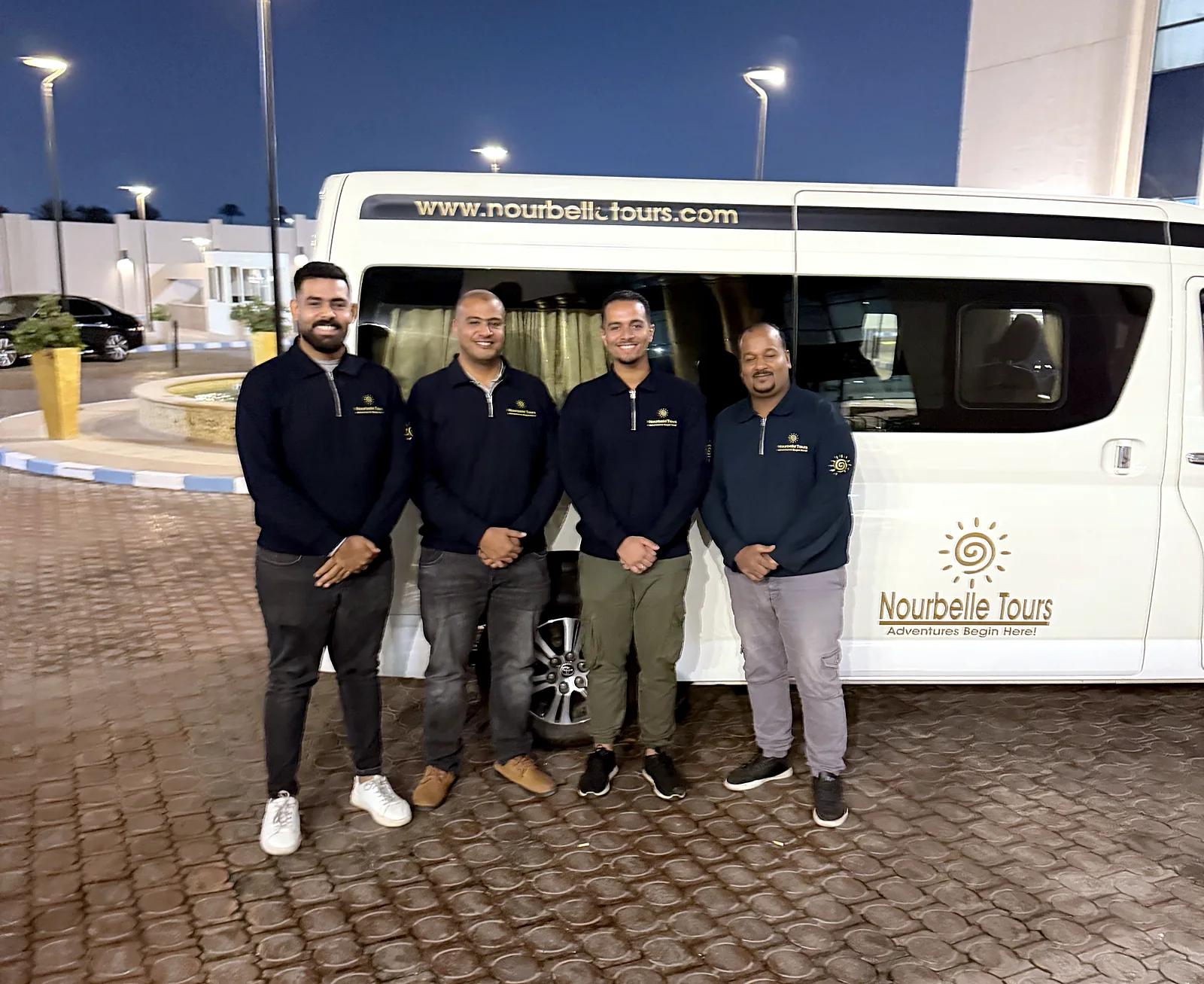 Team operativo Nourbelle DMC con minivan da trasferimento di proprietà